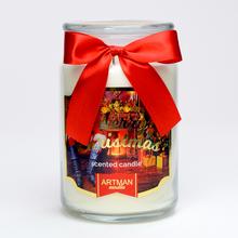 Vianočná voňavá sviečka v skle s červenou stuhou.