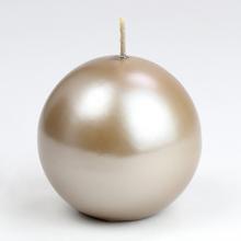 Guľa sviečka v champagne farbe.