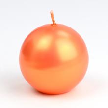 Guľa sviečka v koralovej farbe.