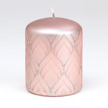 Ružová vianočná sviečka s ornamentom