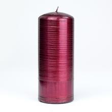 Vianočná sviečka v bordovej farbe, valcového tvaru.