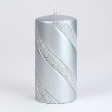 Strieborná vianočná sviečka s pásikmi.