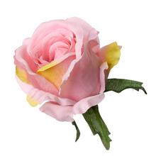 Umelá ruža v staroružovej farbe s listami.