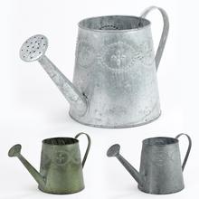 Kovová váza v tvare krhly s dekoratívnymi detailmi.