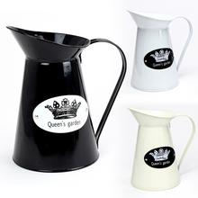 Malý kovový džbán s nápisom Queen's garden.