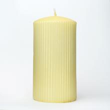 Zlatá sviečka s jemným ryhovaním.