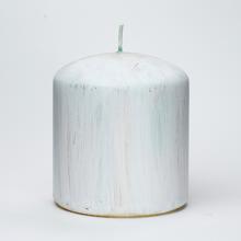 Biela sviečka s hladkým povrchom a zaobleným vrchom.