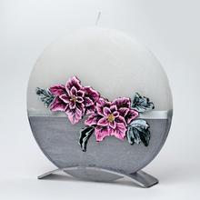 Vianočná sviečka hviezda s kvetinovým motívom.