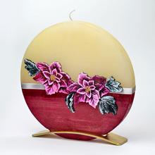 Vianočná sviečka v tvare hviezdy s kvetinovým motívom.