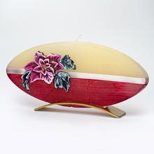 Vianočná sviečka v tvare oválnej hviezdy s kvetinovým motívom.