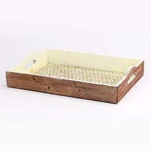 Drevený podnos s vyrezávanými uchami a vzorovaným dnom.