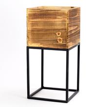 Hnedý obal na kvety s čiernym rámom.