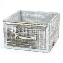 Drevená debnička hnedá s kovovou rukoväťou.