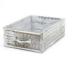 Hnedá drevená debnička s kovovou rukoväťou.