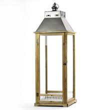 Hnedý lampáš s kovovým vrchom a sklenenými stenami.