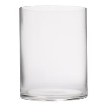 Priehľadná sklenená váza v cylindrickom tvare.