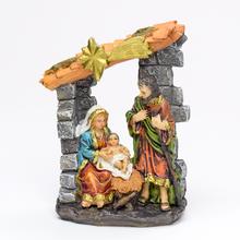 Vianočný betlehem s postavami Panny Márie, Jozefa a Ježiška.