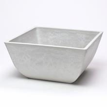 Biela štvorcová misa s rozmermi 26x26x12,7 cm.