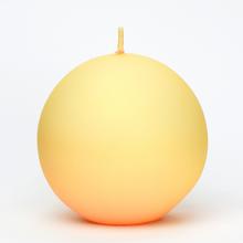 Jednofarebná sviečka v lososovej farbe.