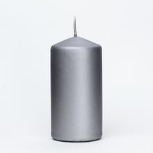 Sivá jednofarebná sviečka v tvare valca.