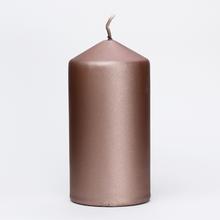 Hnedá jednofarebná sviečka v tvare valca.