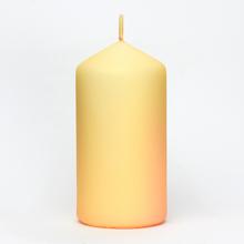 Jednofarebná sviečka v lososovej farbe.