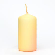 Jednofarebná sviečka v lososovej farbe.