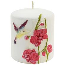 Sviečka s orchideami a kolibríkom v cyklamenovej farbe.