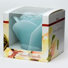 Modrá ruža sviečka v darčekovom balení.