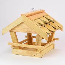 Drevené krmítko pre vtáky s bielou farbou.