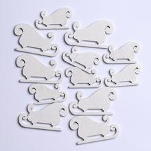 Biele drevené sane na vianočné dekorácie.