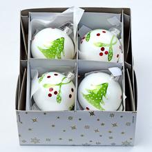 Sada sklenených vianočných gulí v bielej, zelenej a červenej farbe.