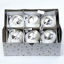 Sada strieborných vianočných guľí s rôznymi vzormi.