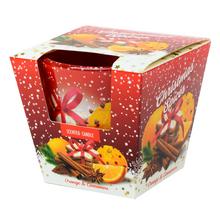 Vianočná voňavá sviečka s príchuťou jablka a škorice v sklenenom obale.