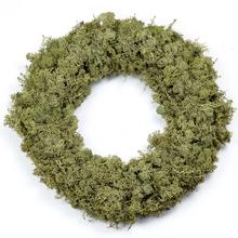 Zelený veniec z machu s priemerom 45 cm.