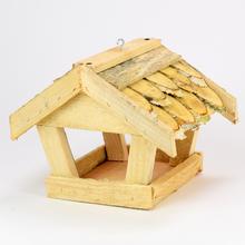 Biele drevené krmítko pre vtáky.