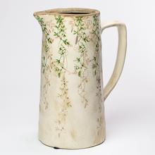 Keramický džbán so zeleným vzorom.