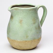 Zelený keramický džbán s textúrou a zlatým dnom.