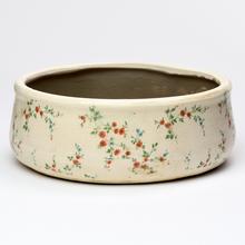 Keramický obal s kvetinovým vzorom.