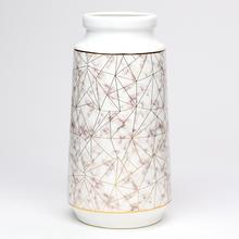 Biela váza s geometrickým vzorom.