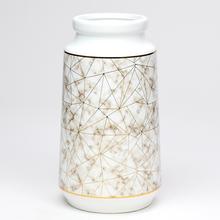 Biela váza s geometrickým vzorom.