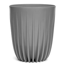 Šedý okrúhly kvetináč s vkladom.