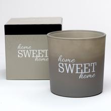 Sviečka v skle Home Sweet Home s dvoma knôtmi.