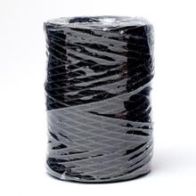 Čierny špagát Raphia v rolke.