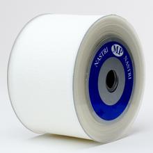 Jemná biela stuha na aranžovanie.