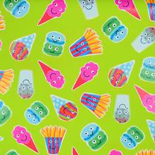 Zelený baliaci papier s farebnými vzormi.