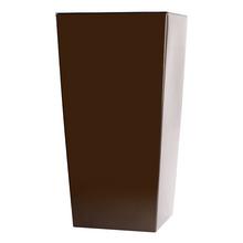 Štvorcový vysoký kvetináč v hnedej farbe.