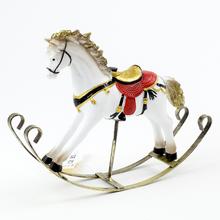 Hojdací koník s dekoratívnymi detailmi.