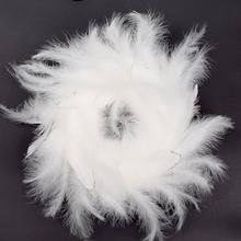 Biely vianočný veniec s perím.