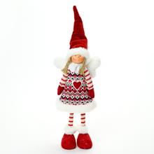 Textilný anjel s červenou čiapkou a šatami srdiečkového vzoru.